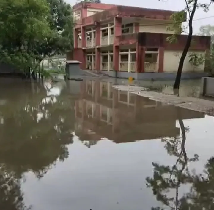 সাহাপুর সরকারি প্রাথমিক বিদ্যালয়ের মাঠে জলাবদ্ধতা, ভোগান্তিতে শিক্ষার্থীরা