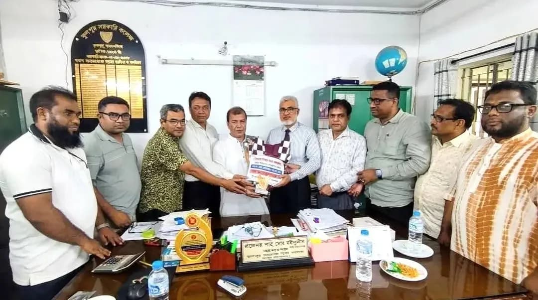 ফুলপুর মহিলা ডিগ্রি কলেজের বিভাগীয় প্রধানকে বিদায়ী সংবর্ধনা