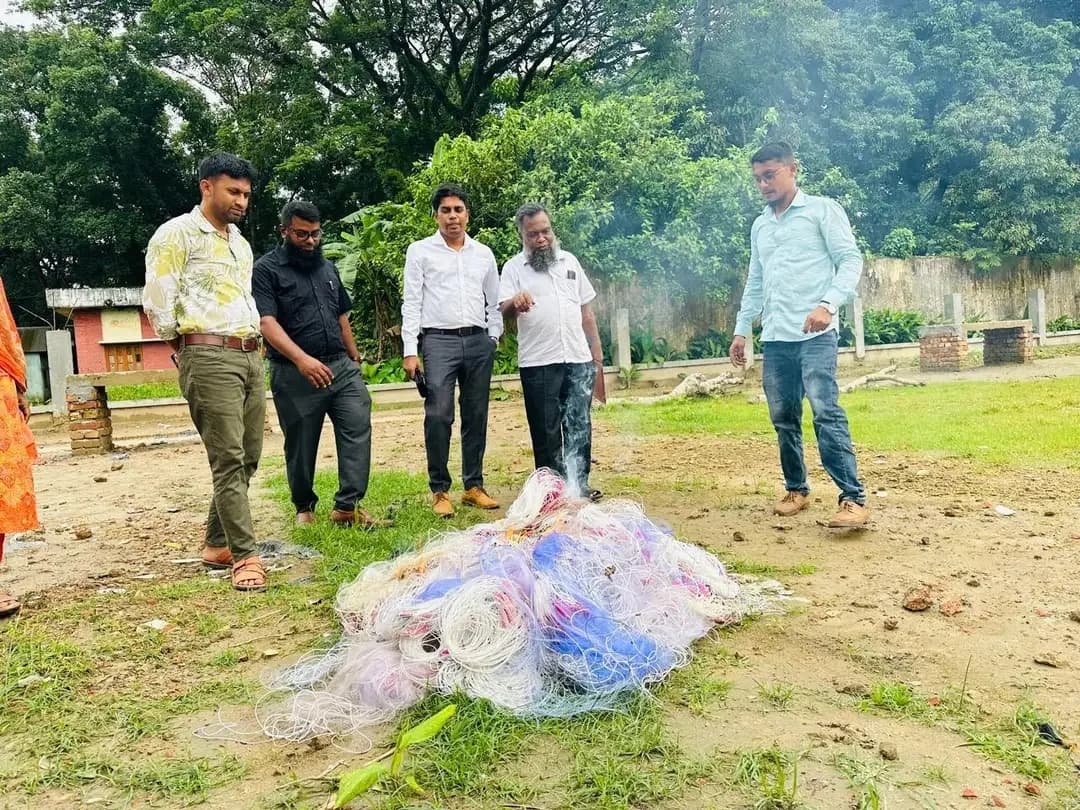 ফুলপুরে অভিযান, ১০০ পিস নিষিদ্ধ চায়না জাল জব্দ ও ধ্বংস