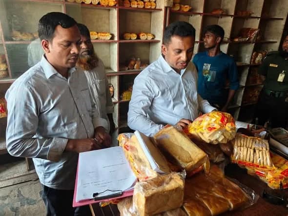 ফুলবাড়ীয়ার দেওখোলা বাজারে মোবাইল কোর্ট: ঝুমা বেকারিকে ৩০ হাজার টাকা জরিমানা