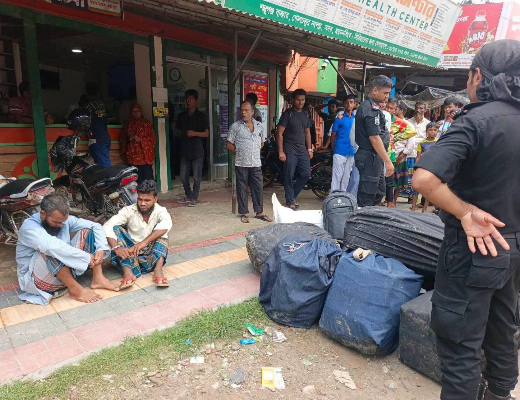 র্যাব-১৪-এর অভিযানে ময়মনসিংহের শম্ভুগঞ্জ গোলচত্বরে বিপুল ভারতীয় পণ্য জব্দ, আটক ২