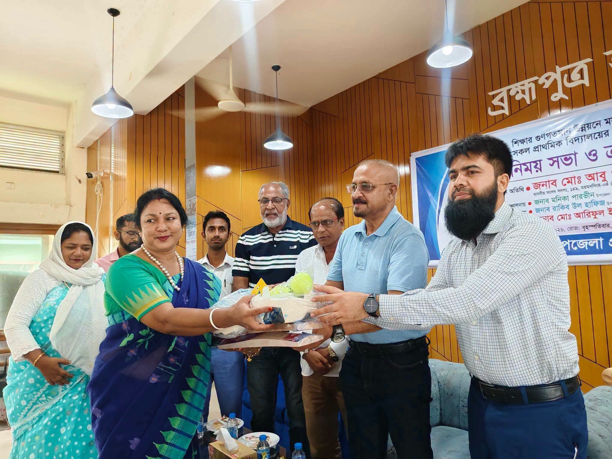 ময়মনসিংহে প্রাথমিক বিদ্যালয়ে শিশুদের জন্য ক্রীড়া সামগ্রী বিতরণ, শিক্ষার্থীদের শারীরিক ও মানসিক বিকাশে খেলাধুলার ওপর গুরুত্বারোপ